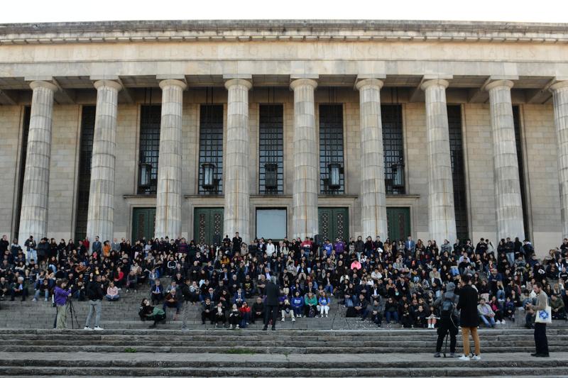 En medio de sus declaraciones a favor del veto presidencial, Mauricio Macri acusó a la UBA de falta de transparencia en el manejo de los fondos, por lo cual la Universidad respondió con firmeza a las declaraciones en un comunicado emitido ayer, y firmado por el rector Ricardo Gelpi, en el que califican los dichos del ex mandatario como 