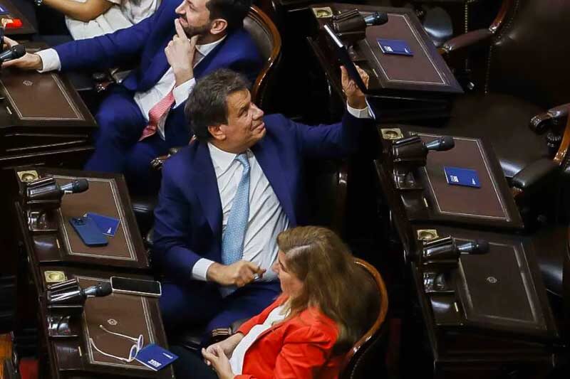 En el tenso cruce en el Congreso durante la apertura de sesiones, según el diputado, Caputo le gritó desde un palco frases intimidantes y le hizo gestos amenazantes