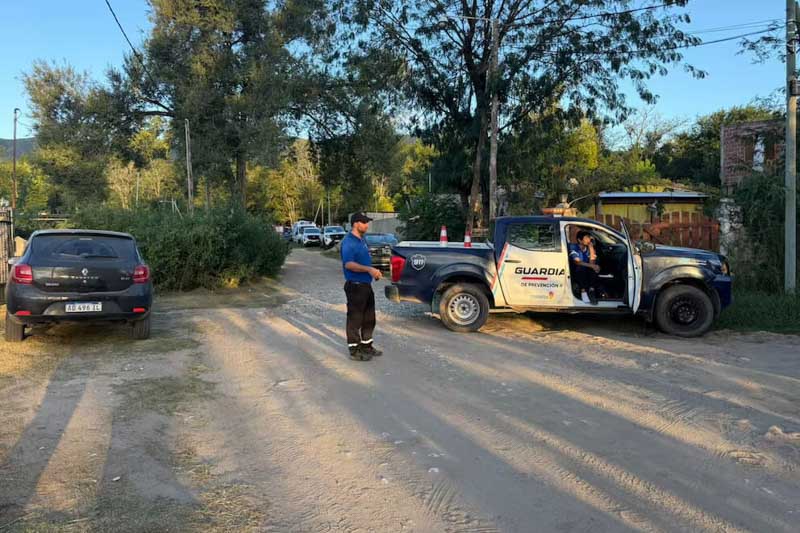 La última vez que fue vista vestía una remera blanca y pantalones cortos color rosado. Las autoridades solicitan a la población cualquier dato relevante a través del número 134, mientras buzos tácticos y drones trabajan contra reloj para dar con su paradero en la zona serrana.