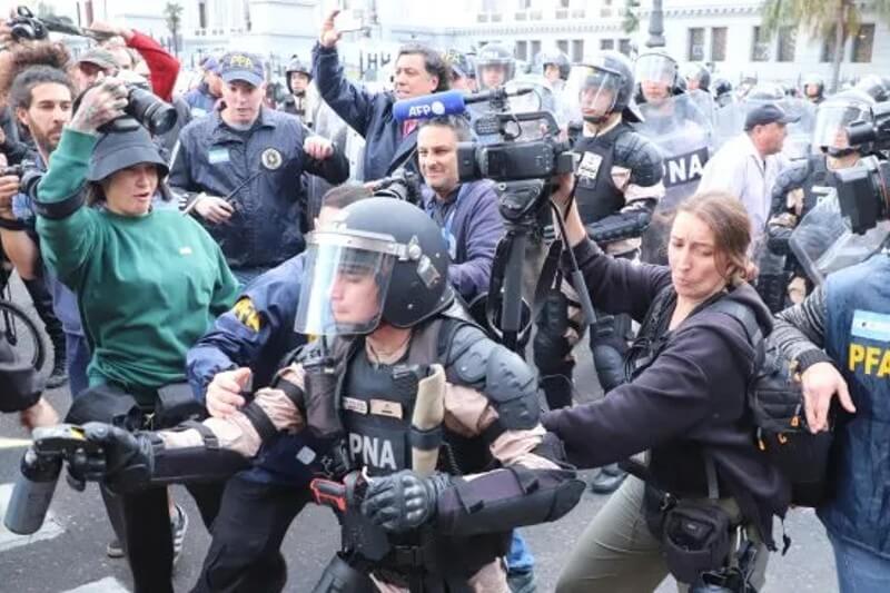 Pasadas las 15 los jubilados enrolados en la Unión de Trabajadores Jubilados en Lucha (Utjel) llegaron a las inmediaciones del Congreso junto a organizaciones como el Polo Obrero, el Movimiento Socialista de los Trabajadores (MST), la Unión de Trabajadores de la Economía Popular (UTEP) y el Movimiento Evita, entre otros, que fueron interceptados por personal de la Federal en un desproporcionado operativo de seguridad.