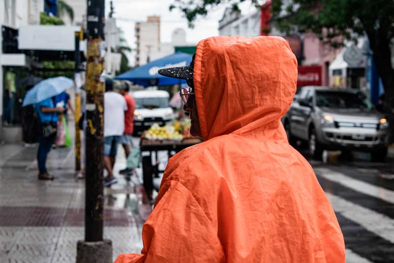 Estas condiciones meteorológicas se replicarán en toda la provincia y zonas aledañas, pero en algunas ciudades, como la capital, Empedrado, Bella Vista, Curuzú Cuatiá, Esquina, Goya, Lavalle, Mercedes, Monte Caseros, Paso de los Libres, San Roque y Sauce, rige una alerta por granizo. 