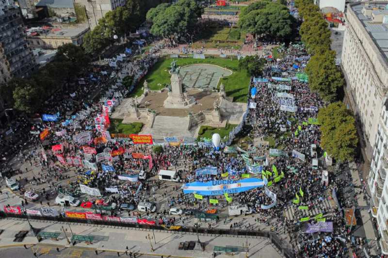 En la CABA la CGT marchó ayer junto a los jubilados hasta el Congreso, en medio de un fuerte operativo de seguridad, pero en esta ocasión no hubo actos de represión. El paro general comenzó desde el primer segundo de hoy, con una adhesión gremial multitudinaria, en la cual participan trabajadores de diversas áreas, como educación, bancarios, sanidad, camioneros, subterráneo, ferroviarios y el sector aeroportuario, entre otros.
