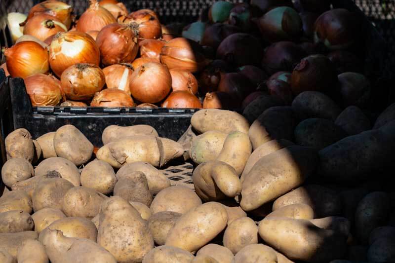 En esta semana la bolsa de la papa negra se comercializa a 5.500 pesos, y la papa blanca a 6.500 pesos, reflejando una baja de $1.000 en ambos casos. 