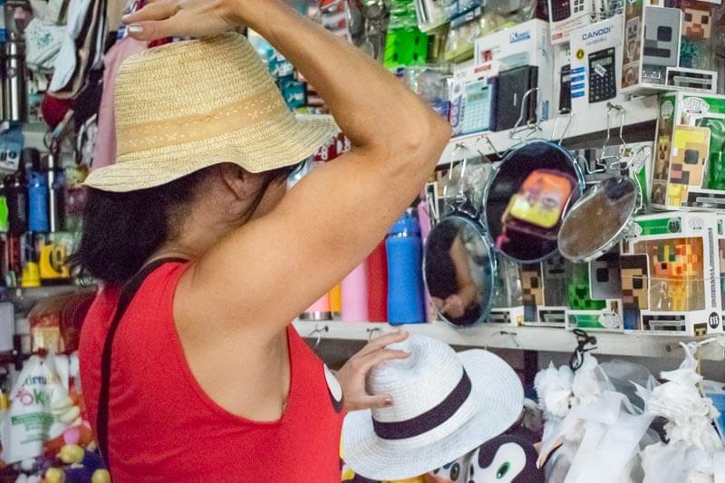 Las personas compran sombreros o gorros de todo tipo para protegerse de los rayos solares en los horarios picos.