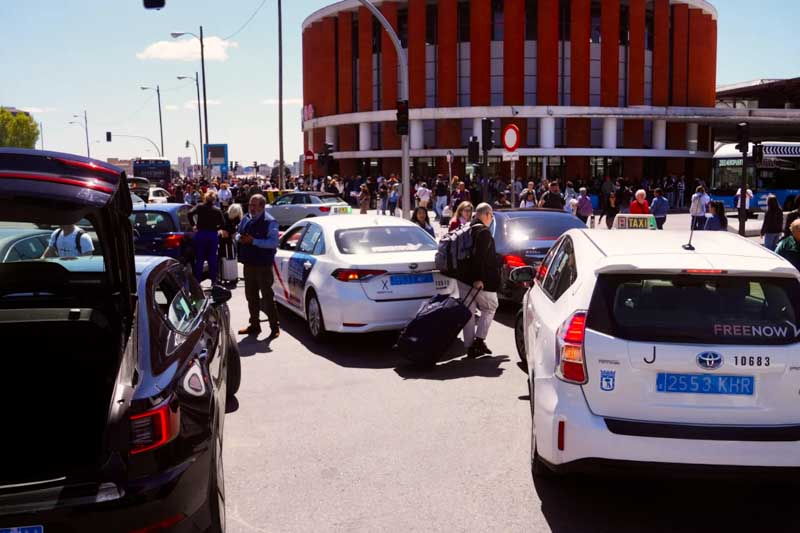 El corte afectó aeropuertos, redes ferroviarias, comunicaciones y semáforos en varias ciudades. En Madrid, el Metro detuvo su servicio debido a la interrupción eléctrica. Mientras tanto, las Islas Canarias y Baleares, gracias a sus sistemas energéticos independientes, no registraron inconvenientes. Los hospitales continúan operando con grupos electrógenos de respaldo.