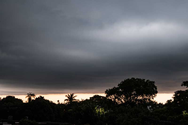 Para el viernes, las alertas se intensificarán con un nivel naranja que abarcará varias zonas como San Luis del Palmar, Empedrado y Lavalle. En estas áreas, el SMN prevé precipitaciones acumuladas de entre 50 y 90 mm, con posibles picos superiores en puntos específicos, acompañadas de actividad eléctrica significativa. Ante este panorama, se recomienda a la población extremar precauciones y estar atentos a las actualizaciones del organismo.