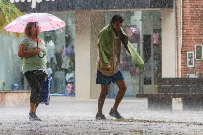 El Servicio Meteorológico Nacional informó que se esperan tormentas fuertes desde el medio día, con vientos del sector norte que alcanzarán velocidades entre 7 y 12 km/h. La temperatura máxima pronosticada será de 33 grados, acompañada de condiciones de alta humedad.