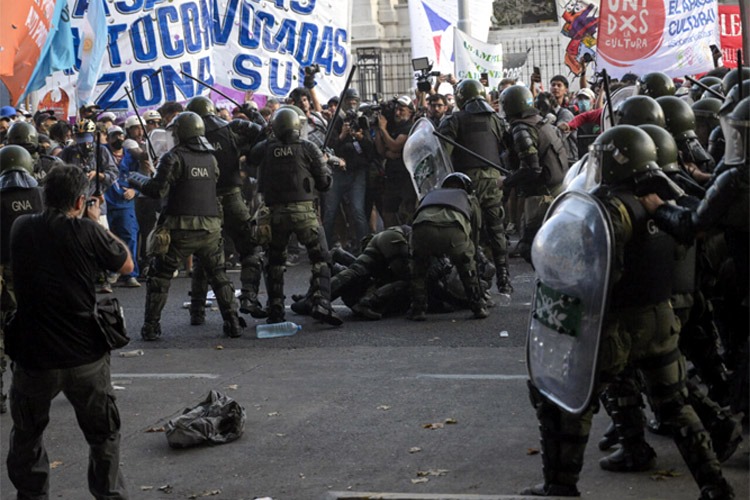 Ante un gran operativo de seguridad, diseñado para aplastar a la multitud ante la menor agresión, un grupo de manifestantes arrojó piedras y la policía aprovechó para reprimir de inmediato. La plaza se convirtió en un escenario violento de los años ’60, dejando un saldo de 3 detenidos y al menos once heridos, y en aumento, entre los cuales hay 6 diputados (gaseados por la policía) que intentaban pasar.