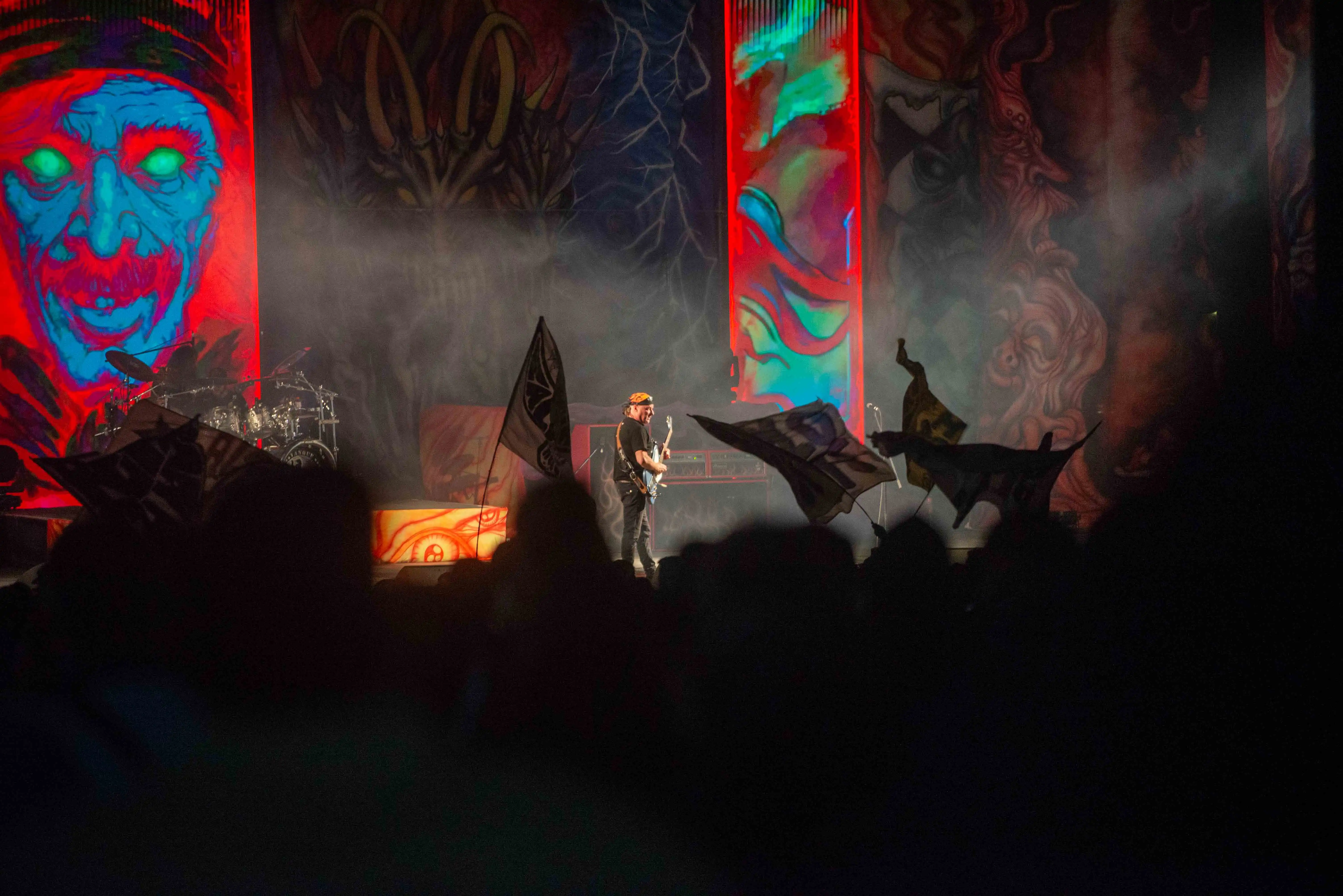 El escenario y el público quedaron unidos en una misma escena al cierre de una noche que volvió a reunir a La Renga con Corrientes. Casi cuatro décadas después de sus primeros ensayos, la banda continúa sosteniendo un vínculo construido alrededor de sus canciones y de una comunidad de seguidores que volvió a llenar el Anfiteatro Cocomarola.