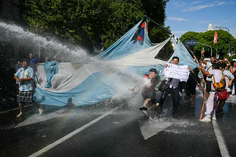 Mientras se votaba el proyecto el escenario exterior era de extrema violencia. Una marcha sindical derivó en enfrentamientos cuando manifestantes atacaron las vallas con piedras y bombas molotov, lo que provocó una fuerte respuesta policial con gases y balas de goma. El saldo de la jornada incluyó 30 detenidos, cuatro policías heridos y 15 civiles asistidos, en un marco social de alta tensión donde la informalidad laboral alcanza el 43% y la pobreza el 38%.