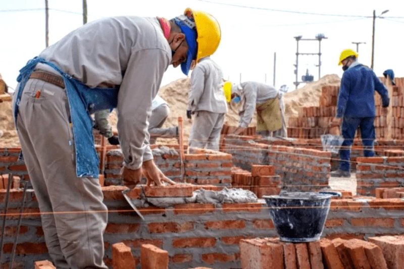 Siguiendo los datos obtenidos en Corrientes, la provincia pasó de tener 5.448 puestos de trabajo registrados a 5.295. Esto son 153 puestos menos, una merma porcentual del 2,8%. Aun así, en la comparación interanual, el balance es positivo con un aumento del 28,7%. En realidad, toda la región NEA tuvo un retroceso, aunque menor, partiendo de una base de empleo ya muy por debajo de lo esperable para el sector.