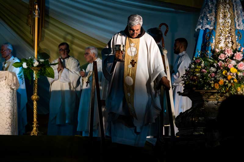 Hizo un llamado a vivir la fe desde la contemplación y la esperanza, destacando la importancia de apoyarse mutuamente en el camino espiritual. La misa también fue ocasión para anunciar el inicio del Año Jubilar en la Iglesia, una etapa de profunda renovación y discernimiento.