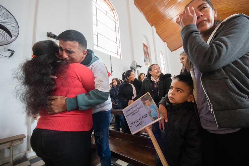 Al finalizar la ceremonia José se quebró al recibir muestras de apoyo por parte de los presentes. El arzobispo le ofreció un saludo especial y palabras de consuelo. A un año del hecho el caso sigue sin resolverse, y el silencio de las autoridades profundiza la herida de una comunidad que aún espera respuestas.