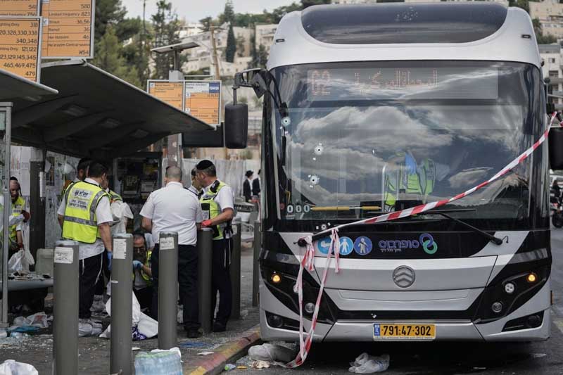 Según el servicio de emergencias Magen David Adom, cuatro víctimas fallecieron en el lugar y una quinta murió en el hospital, mientras que siete personas permanecen en estado crítico y otras presentan lesiones de distinta consideración.