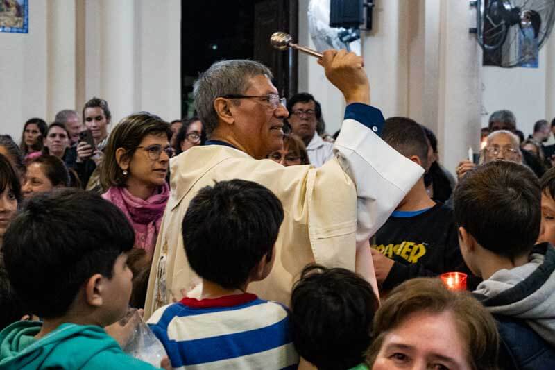 Al concluir la liturgia la bendición de las velas se erigió como un momento de júbilo y emoción, compartida por los presentes. Esta tradición, cargada de simbolismo, renueva el espíritu de fe y esperanza.