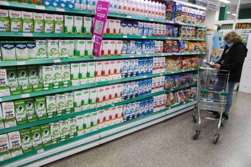 Este estudio, que abarca a más de 300 negocios en seis localidades de la provincia, refleja el costo de vida relacionado con la alimentación y los servicios esenciales. En comparación con junio de 2023, la variación anual mostró un incremento del 260,95% en la canasta básica y del 265,87% en la añimentaria. Rubros específicos como carnicería, almacén y verdulería experimentaron aumentos del 275,39%, 269,21% y 247,26%, respectivamente.