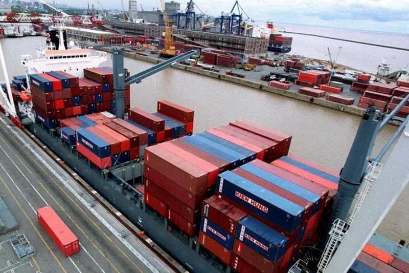 Mientras el Gobierno asegura que esta apertura es clave para moderar la inflación y ampliar la oferta, el sector industrial advierte sobre una competencia desigual. Los fabricantes nacionales señalan que la alta carga impositiva y los costos logísticos internos les restan competitividad frente a los productos importados, que en muchos casos llegan a valores más económicos que las marcas líderes del país. El fenómeno reabre un debate profundo sobre el impacto de la apertura comercial en el empleo y el tejido productivo argentino.