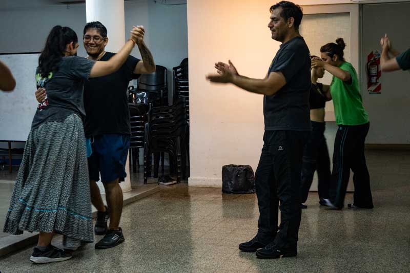 Con este enfoque diverso, Jorge Vega no solo comparte técnicas, sino también inspira a sus alumnos a valorar y a preservar el arraigo cultural de la región.