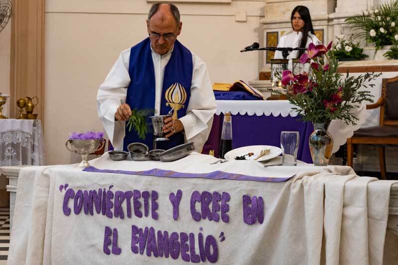 Las cenizas simbolizan lo efímero de la vida terrenal y la inevitabilidad de la muerte, y son un recordatorio para los creyentes de la transitoriedad de la vida en la tierra y la importancia de buscar el reino de Dios. Un acto de humildad que invita a una reflexión profunda sobre el propósito espiritual de la existencia.