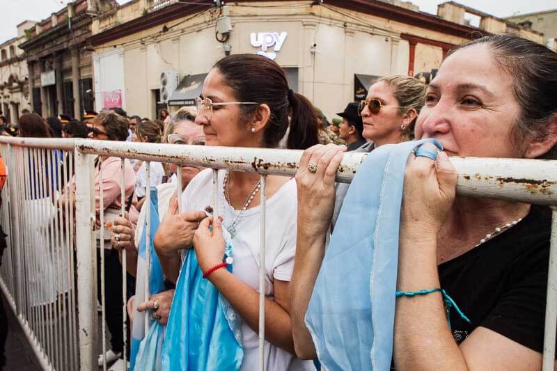 Desde las primeras horas de la tarde, los fieles comenzaron a concentrarse frente a la Iglesia La Merced. Con banderines e imágenes, los devotos caminaron bajo el lema 