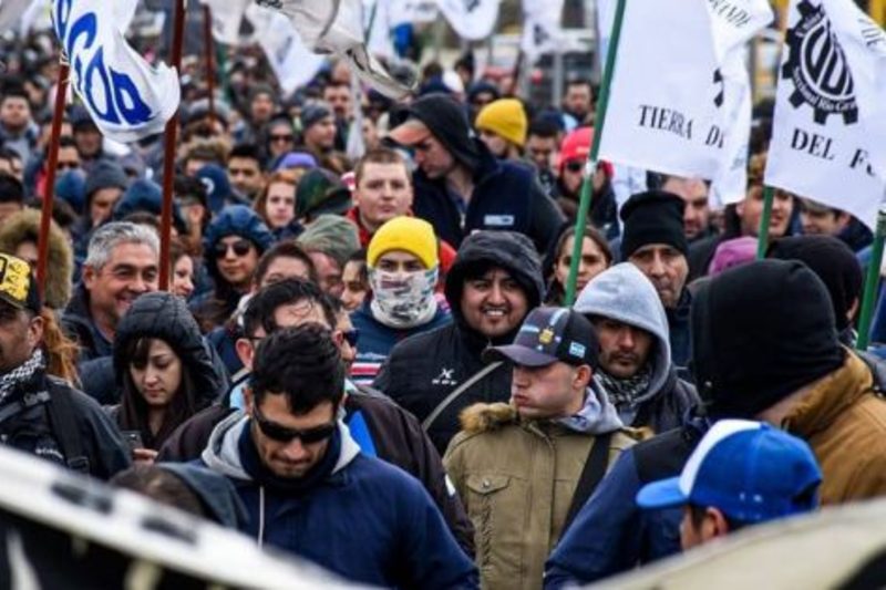 Luego de la noticia los trabajadores, nucleados en la Unión Obrera Metalúrgica de la ciudad de Río Grande, anunciaron un paro por tiempo indeterminado, tras manifestar que la medida estatal puede dejar sin trabajo a 6.700 personas, cosa que fue ratificada por el ministro Sturzenegger, cuando confirmó que se perderán trabajos. Ayer hubo dos paros totales en las plantas de Mirgor y de BGH. 