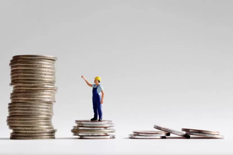 Un informe de la Facultad de Ciencias Económicas de la UBA advirtió que el salario mínimo, vital y móvil acumuló una pérdida de poder adquisitivo del 34% entre noviembre de 2023 y septiembre de 2025. El desplome comenzó en diciembre de 2023 (-15%) y enero de 2024 (-17%). Según el Indec, en el sector privado registrado avanzaron apenas con el 1,4%, y los del sector público el 1,1%.