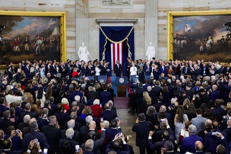 La ceremonia contó con la presencia de líderes internacionales como Javier Milei, presidente de Argentina, y empresarios estadounidenses de renombre como Elon Musk y Jeff Bezos. Trump adelantó que sus primeras órdenes ejecutivas abarcarán cambios en la política energética, migratoria y económica, en lo que promete ser un inicio de mandato cargado de controversia y transformaciones.