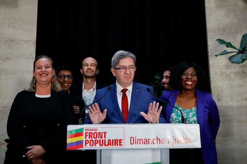 Jean-Luc Mélenchon (foto-centro), líder de LFI (grupo mayoritario dentro del Nuevo Frente Popular) anunció que las primeras medidas que debe tomar el nuevo gobierno es la de aumentar el salario mínimo, derogar la reforma macronista que aumentó la edad de la jubilación de 62 a 64 años, y congelar los precios de productos de primera necesidad; que son ideas pilares del programa del NFP.