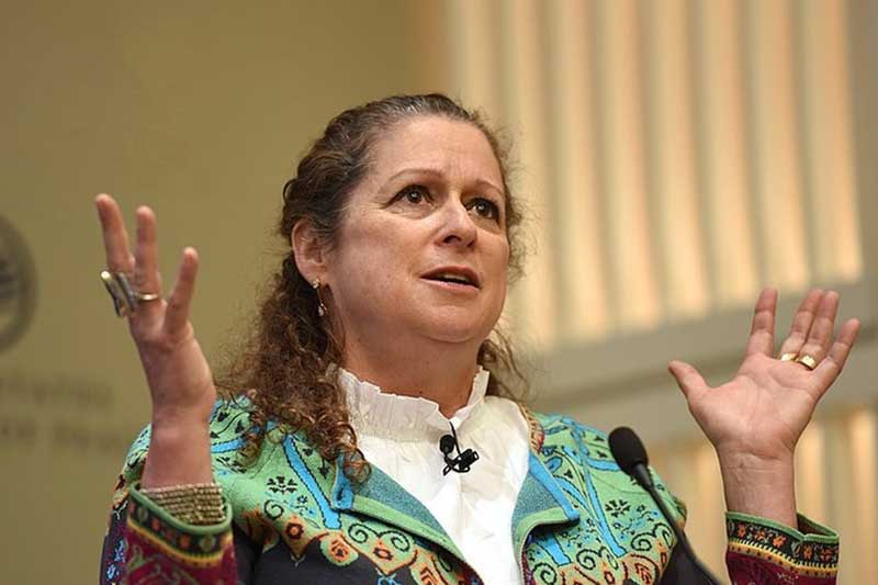 Reconociendo que el cobro de impuestos “convertirá la extrema e improductiva riqueza privada en una inversión” para su “futuro democrático común”, la nota fue rubricada, entre otros, por la heredera de Disney, Abigail Disney (foto); los actores británicos Brian Cox y Simon Pegg; y Valerie Rockefeller, heredera de la dinastía estadounidense.