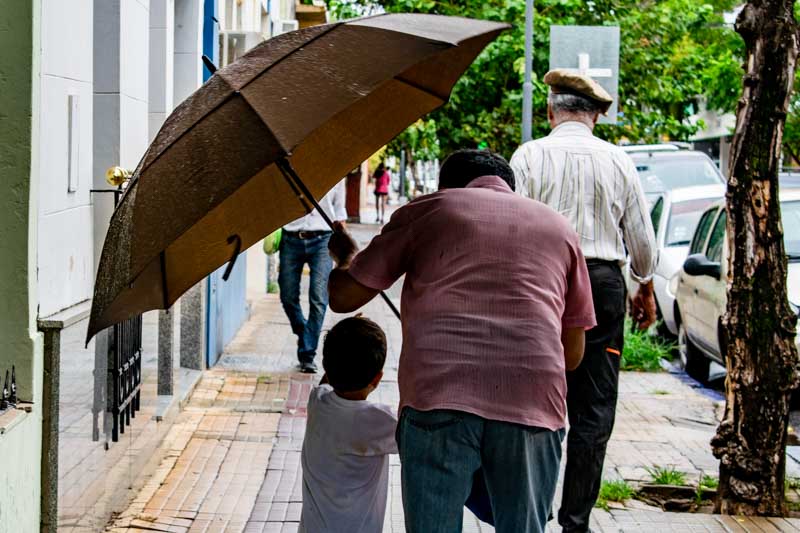 Desde mañana por la tarde aumentarán las probabilidades de lluvia, qué se prolongarán hasta el jueves por la mañana, cuando la temperatura bajará hasta los 6 grados, que se mantendrá en un promedio de 5° hasta finalizar la semana. Las máximas no superarán los 17 grados.