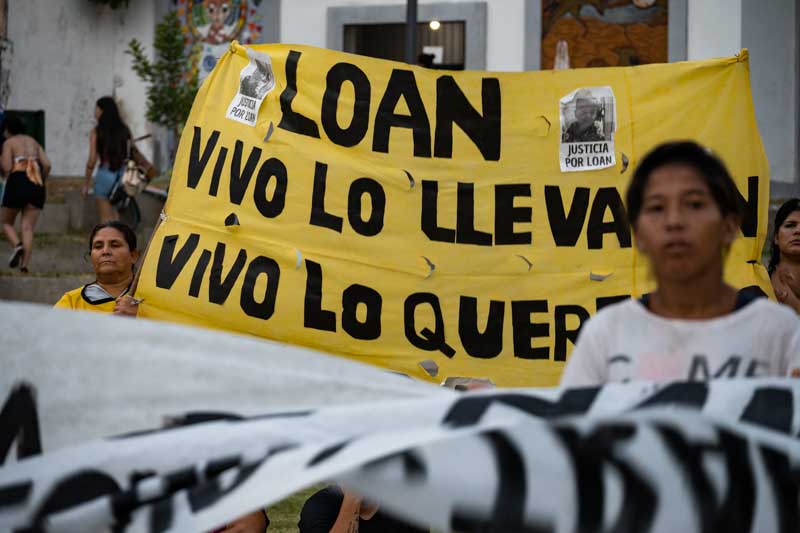 Uno de los reclamos más sentidos fue por la aparición con vida del correntino Loan Peña y de Lian Gael Flores Soraide, el niño de cinco años desaparecido en Córdoba este año. La marcha se convirtió en un espacio para visibilizar estos casos que aún no tienen respuestas.