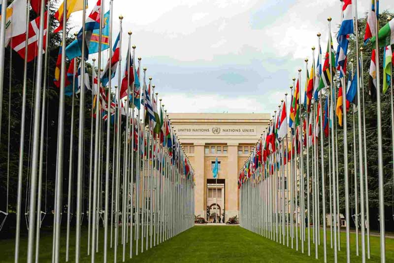 Aunque el organismo mantiene su meta original, advirtió que la escasez de fondos -agravada por la congelación de ayuda internacional, especialmente de Estados Unidos- obliga a priorizar emergencias. Si bien no se detallaron los nuevos destinos, en diciembre las principales asignaciones estaban previstas para Siria, Sudán, Ucrania, la República Democrática del Congo, Yemen y Afganistán, entre otros países con crisis humanitarias críticas. “No es solo una solicitud de dinero, sino de responsabilidad global”, subrayó Fletcher.