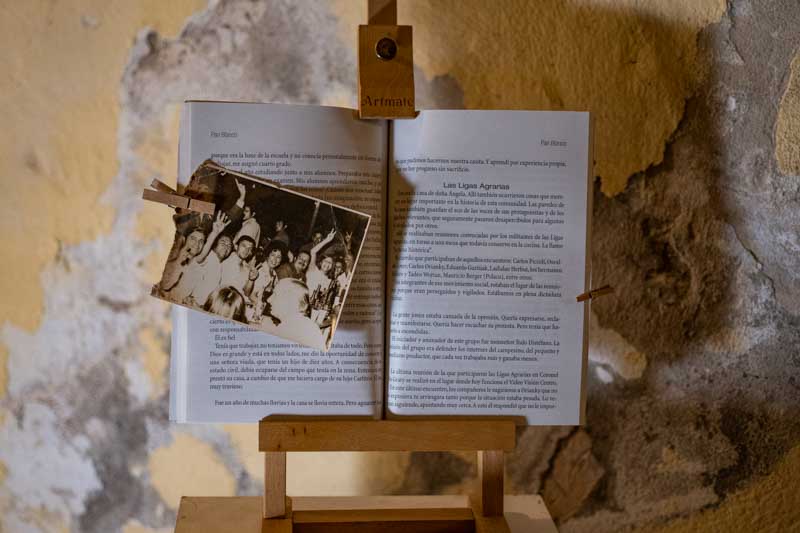 Las obras se desarrollaron a partir de encuentros realizados durante varios meses, donde los participantes compartieron objetos, fotografías y recuerdos vinculados a sus historias familiares.