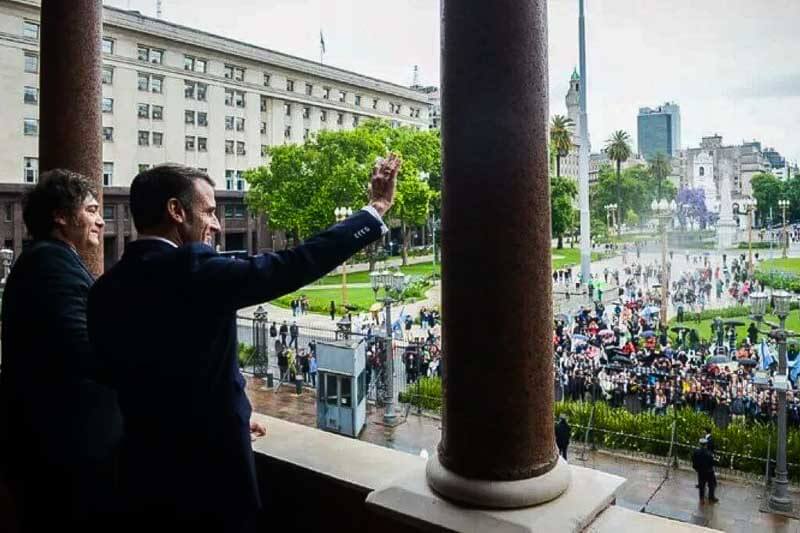 La cumbre, que cerrará con un documento centrado en el combate a la pobreza, el cambio climático y la igualdad de género, será también escenario de importantes gestos diplomáticos. Previamente, Emmanuel Macron visitó Argentina, homenajeando a las víctimas de la dictadura. Milei, cuya agenda en Brasil finalizará el martes, enfrenta una semana cargada de desafíos que podrían marcar el rumbo de su política exterior en este primer encuentro multilateral como mandatario.