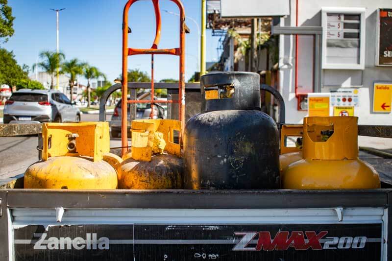 Según lo establecido en la norma, el incremento es del 0,53% respecto del valor vigente y el Ente Nacional Regulador del Gas (ENARGAS) deberá garantizar su aplicación uniforme en todo el país. Desde la Secretaría de Energía señalaron que la actualización se inscribe en el proceso de adecuación de precios del sector, con el objetivo de mantener valores reales estables en un contexto de desaceleración inflacionaria. El impacto final dependerá de la segmentación de subsidios: los usuarios de mayores ingresos afrontarán el costo pleno, mientras que los de ingresos bajos y medios conservarán bonificaciones hasta los topes establecidos.