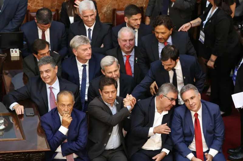 Los 5 puntos finales son: la rediscusión de la coparticipación federal de impuestos, para terminar para siempre con el modelo extorsivo actual que padecen las provincias; el compromiso de las provincias argentinas de avanzar en la explotación de los recursos naturales del país; una reforma laboral moderna que promueva el trabajo formal; una reforma previsional que le dé sostenibilidad al sistema y respete a quienes aportaron; y la apertura al comercio internacional.