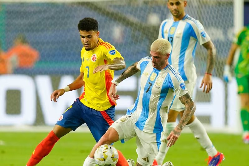 Esta noche se desarrollará un partido protagonizado por dos equipos que se vieron las caras en 42 ocasiones, con 21 triunfos argentinos y 10 colombianos, más 11 empates. La Albiceleste, ya clasificada y con el primer puesto asegurado, enfrentará al combinado cafetero, controlados por tres paraguayos decidiendo el arbitraje, en la cancha estará Juan Benítez, el VAR será monitoreado por Derlis López y su asistente será Carlos Paul Benítez.