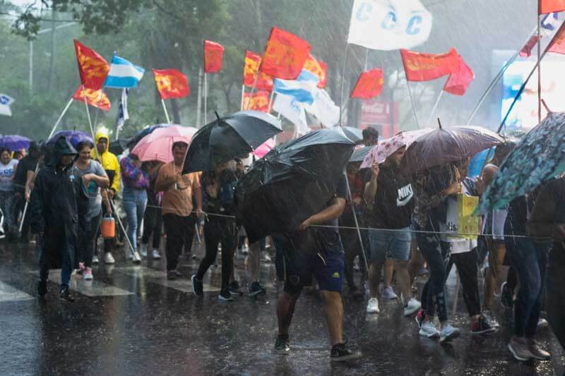 La lluvia fue protagonista en la marcha multitudinaria que se realizó en la costanera de la ciudad capitalina.  