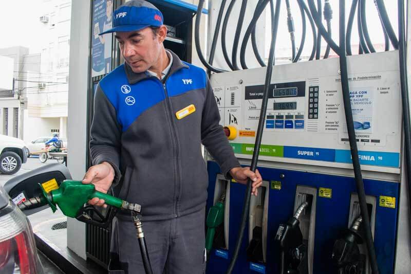 Congelamiento de Naftas por 45 días: En un movimiento estratégico para contener la inflación de abril, YPF confirmó que mantendrá estables los precios en surtidores. El CEO, Horacio Marín, aseguró que la empresa absorberá las variaciones del crudo internacional para no trasladarlas al consumo.