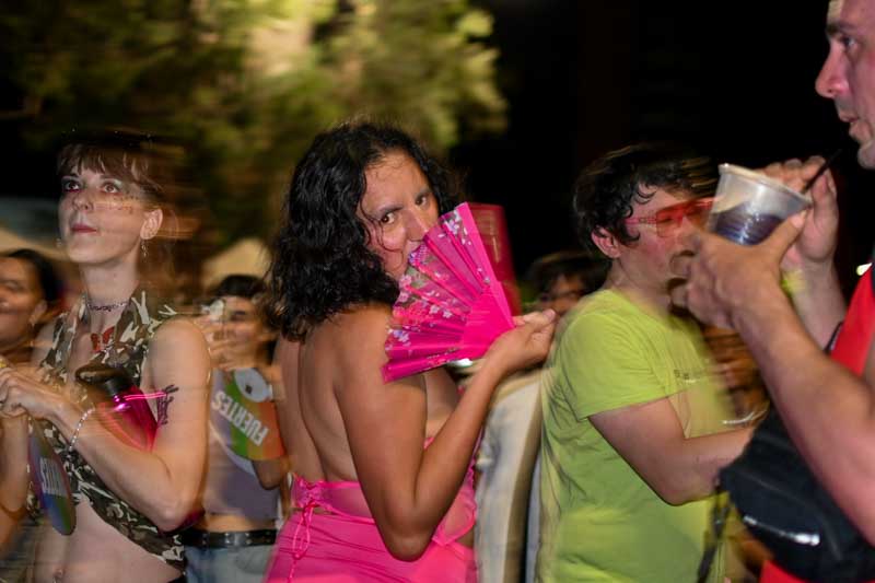 Una participante posa entre el movimiento del baile y la música que atraviesa , un momento de libertad con gestos espontáneos y colores vibrantes.