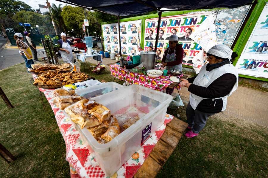 Los sabores auténticos y tradicionales se apoderan de los paladares de los correntinos, recordando y celebrando la importancia de la bandera nacional. Es una ocasión para honrar la historia y el legado de los próceres argentinos, mientras se disfruta de una comida reconfortante que ha trascendido generaciones.  El locro, las empanadas, los pastelitos y la torta parrilla se convierten así en verdaderos símbolos de la identidad y la unidad nacional.