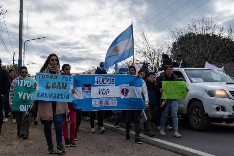 Más de 500 personas, entre vecinos y habitantes de localidades cercanas, se reunieron para marchar por el pueblo de 9 de Julio, reclamando avances en el caso.