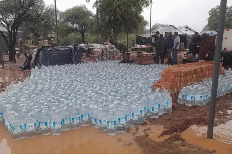 El gobierno de Salta, en coordinación con el Ejército Argentino y la Gendarmería Nacional, ha desplegado un operativo en el que participan más de 300 efectivos, entre policías, soldados y personal de emergencias. Instalaron refugios en escuelas y centros comunitarios (Curvita, albergue estudiantil San Ignacio Loyola) donde brindan alimentos, agua potable y atención médica a los damnificados. 