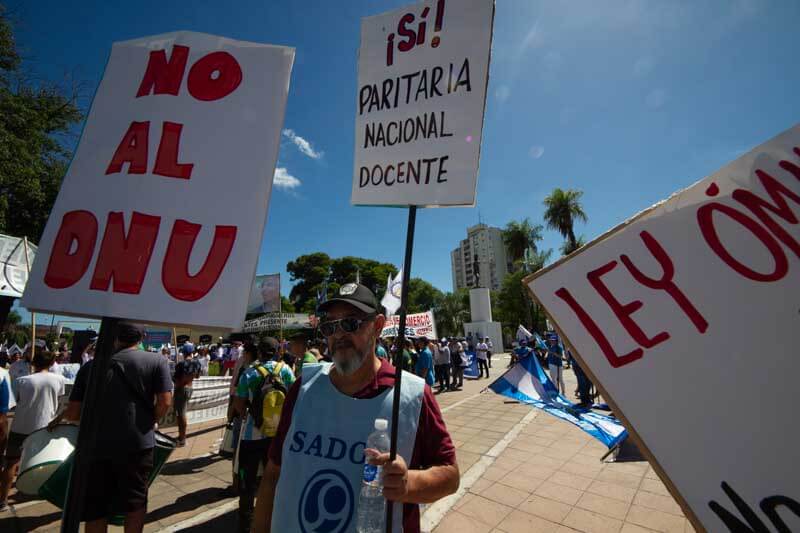 Una jueza del fuero laboral, Liliana Rodríguez Fernández, declaró este miércoles la invalidez de seis artículos del Decreto de Necesidad y Urgencia (DNU) de desregulación económica del gobierno de Javier Milei, dando lugar parcialmente al recurso de amparo de la Confederación General del Trabajo (CGT) contra el Estado nacional y declarando la invalidez de los puntos 73, 79, 86, 87, 88 y 97.