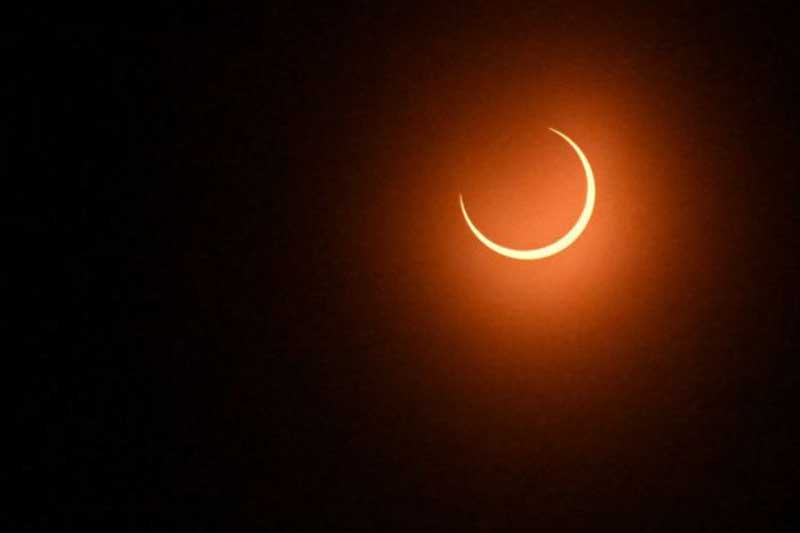 Este evento excepcional ocurre cuando la Luna se desplaza entre la Tierra y el Sol, bloqueando la mayor parte de la luz de la estrella que llega al planeta, mejor conocido como 