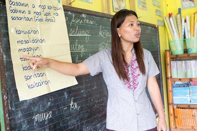 Los lenguajes ejercen un papel crucial en la promoción de la inclusión social y el logro de los objetivos de desarrollo sostenible. La educación multilingüe no solo fomenta sociedades inclusivas, sino que también contribuye a la preservación de las lenguas no dominantes, minoritarias e indígenas, promoviendo así la diversidad cultural y lingüística en todo el mundo.