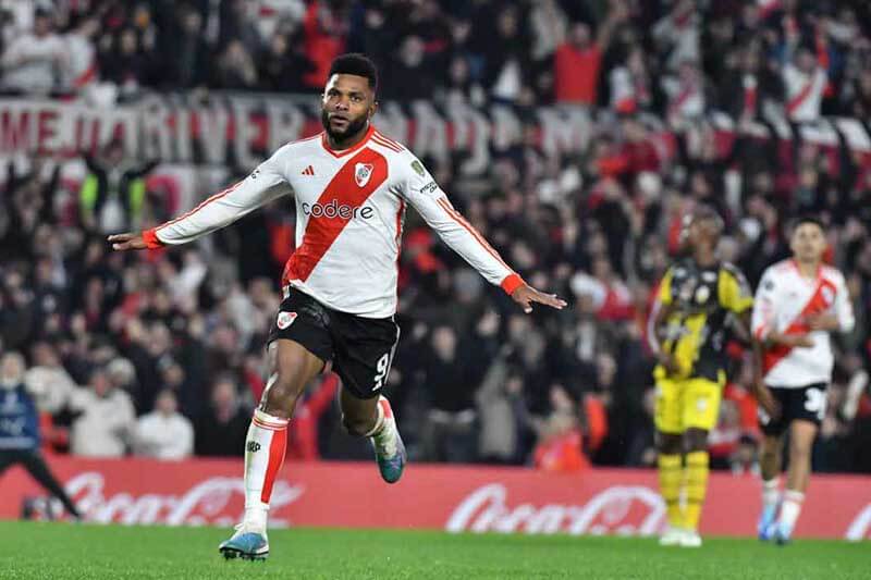 En una ráfaga de pocos minutos, Demichelis decidió el ingreso de jóvenes promesas: Agustín Ruberto e Ian Subiabre -primera presentación en la Copa Libertadores-, y Franco Mastantuono, este último es quien hilvanó una gran jugada para que Borja convirtiera su doblete y así sellara la victoria millonaria.