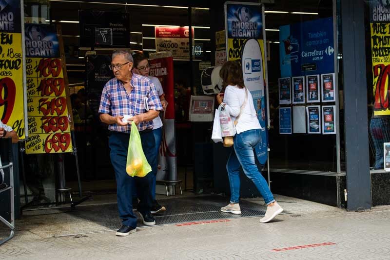 Los consumidores tienen respiros momentáneos en esta carrera inflacionaria, pero la incertidumbre económica continúa siendo un tema central en la vida cotidiana de los argentinos.
