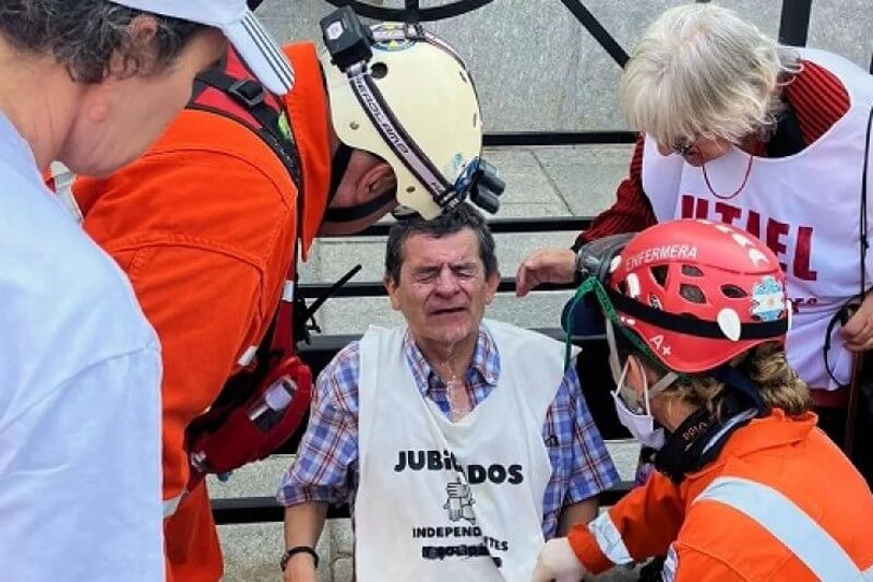 La concentración comenzó a las 13 con un grupo de jubilados de diferentes organizaciones, como el Plenario de Trabajadores Jubilados y Jubilados Insurgentes, que reclamaban mejoras en los haberes y una mínima de $950 mil; a los que se fueron sumando otros representantes de la clase pasiva, independientes y de otros espacios, pero al final se agregaron ambulancias con paramédicos y enfermeros.