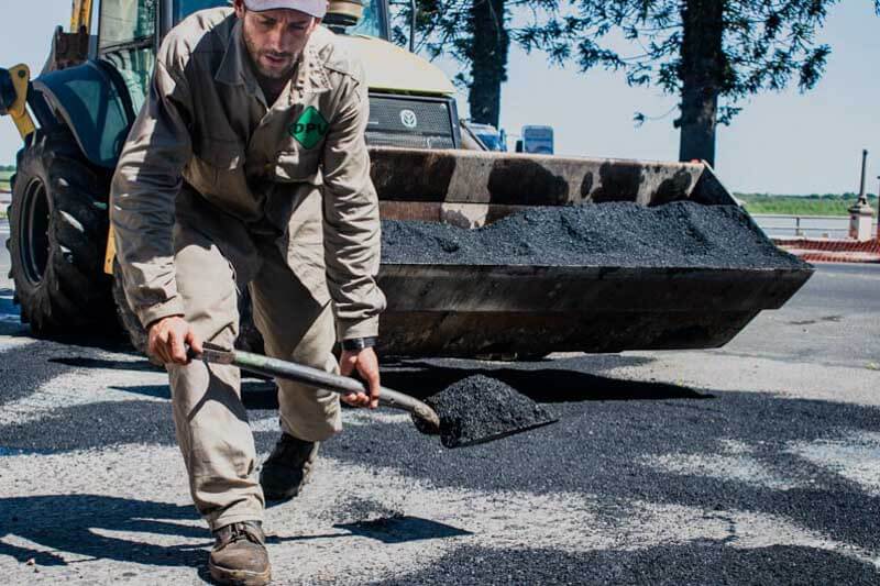 En el último año en Argentina se perdieron 147 mil empleos registrados y se sumaron 132 mil trabajadores informales, elevando la tasa de empleo no registrado al 43%, reflejando la crisis empresarial para sostener los costos laborales.